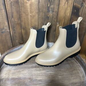 Igor Tan and Black Winter Boots